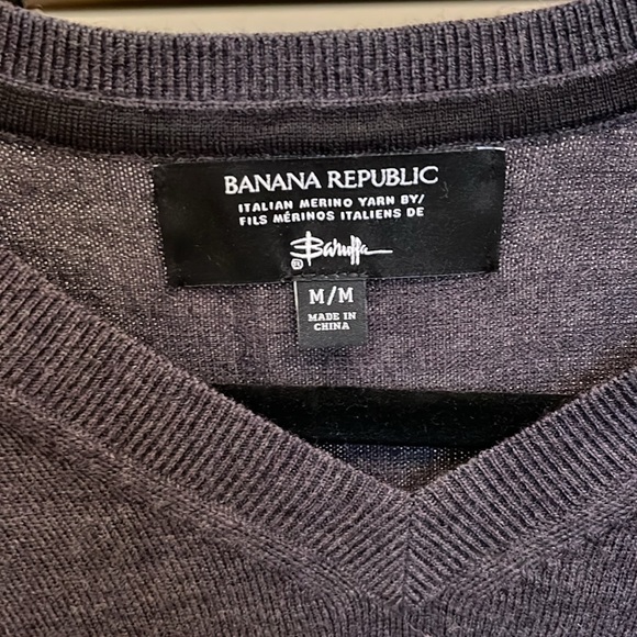 Banana Republic Italian Merino Yarn Men’s Charcoal Sweater size Medium - Picture 2 of 4